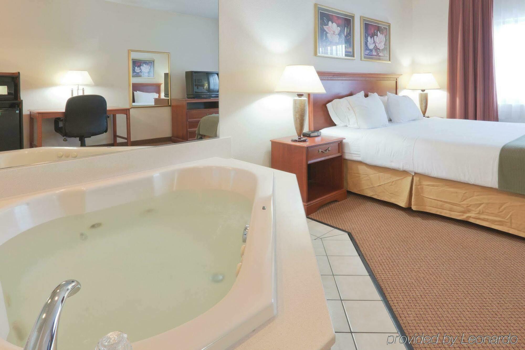 Holiday Inn Express Marshall, An Ihg Hotel Екстериор снимка